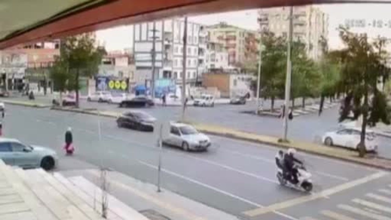 Diyarbakır’da Motosiklet Kazası: Yolun Karşısına Geçen Kadına Çarptı — 2 Yaralı