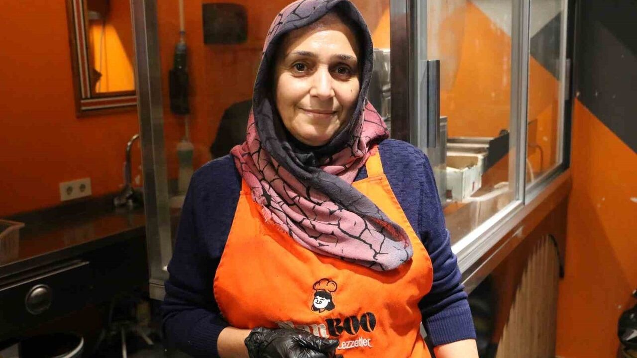 Diyarbakır'da Sadece Kadınların Çalıştığı Fastfood İşletmesi