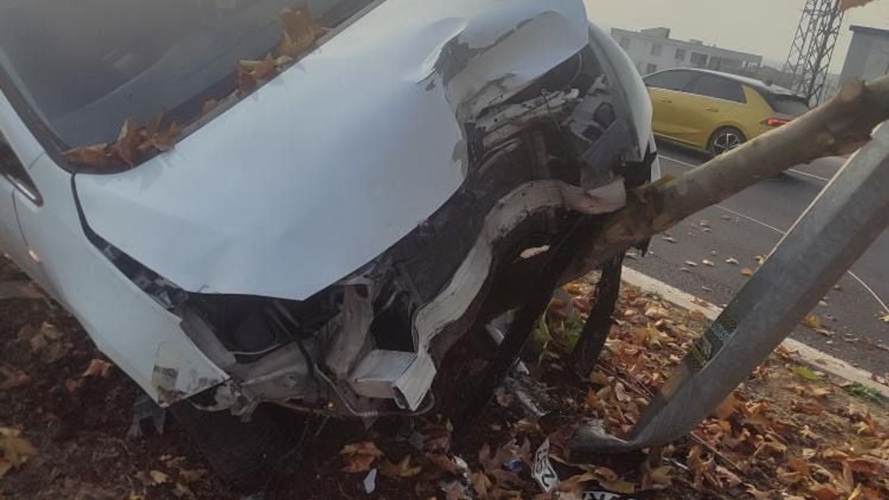 Diyarbakır'da Şerit Değiştiren Araç Yüzünden Refüje Çarpan Araç Kamerada