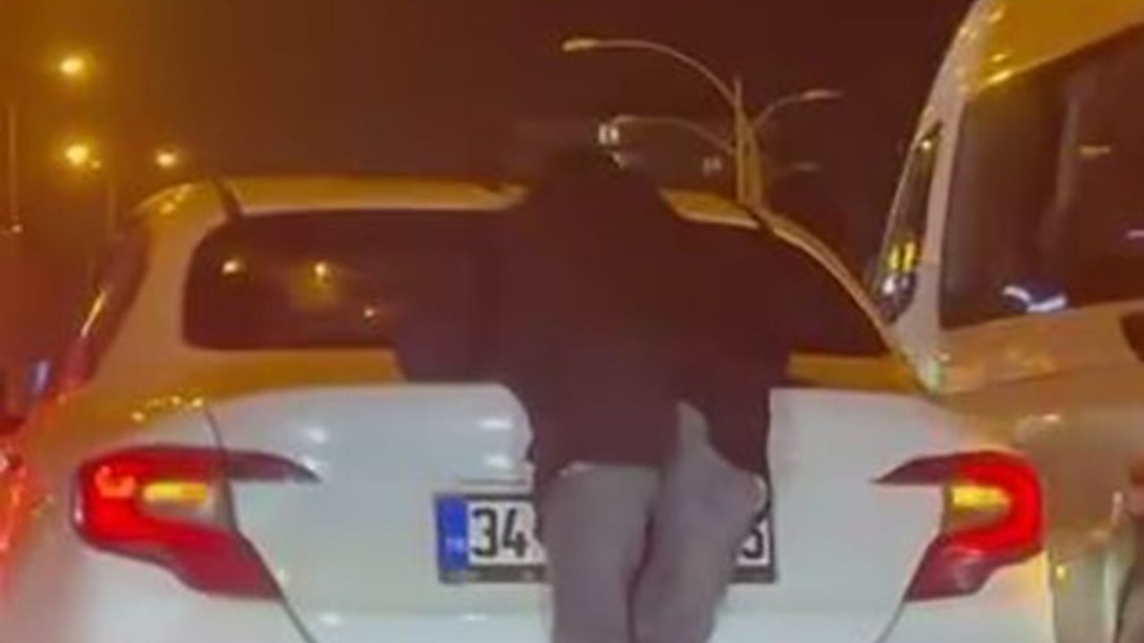 Diyarbakır'da Tehlikeli An: Otomobilin Arkasına Tutunup Metrelerce İlerledi