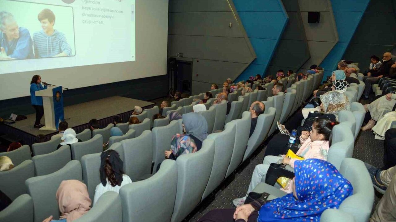 Diyarbakır'da Velilere 'Ailenin Başarıda Rolü ve Tutumu' Semineri