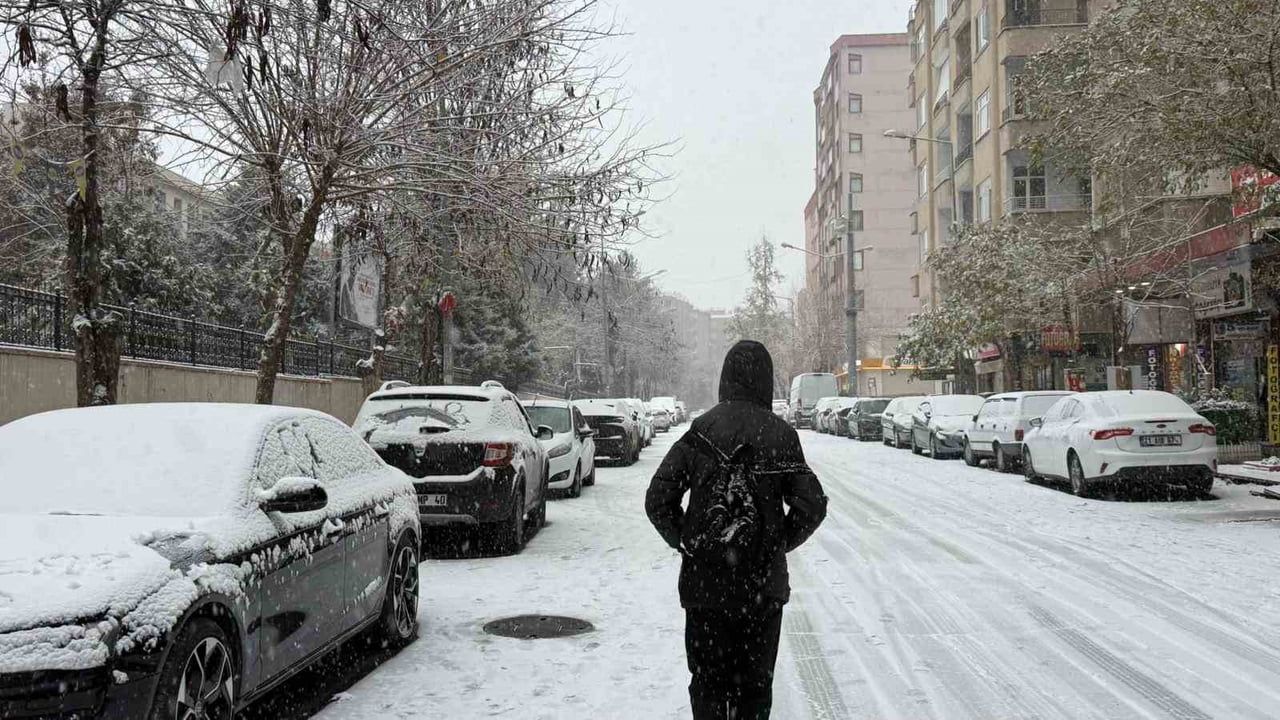 Diyarbakır'da Yoğun Kar Yağışı: Okullara Öğleden Sonra Tatil