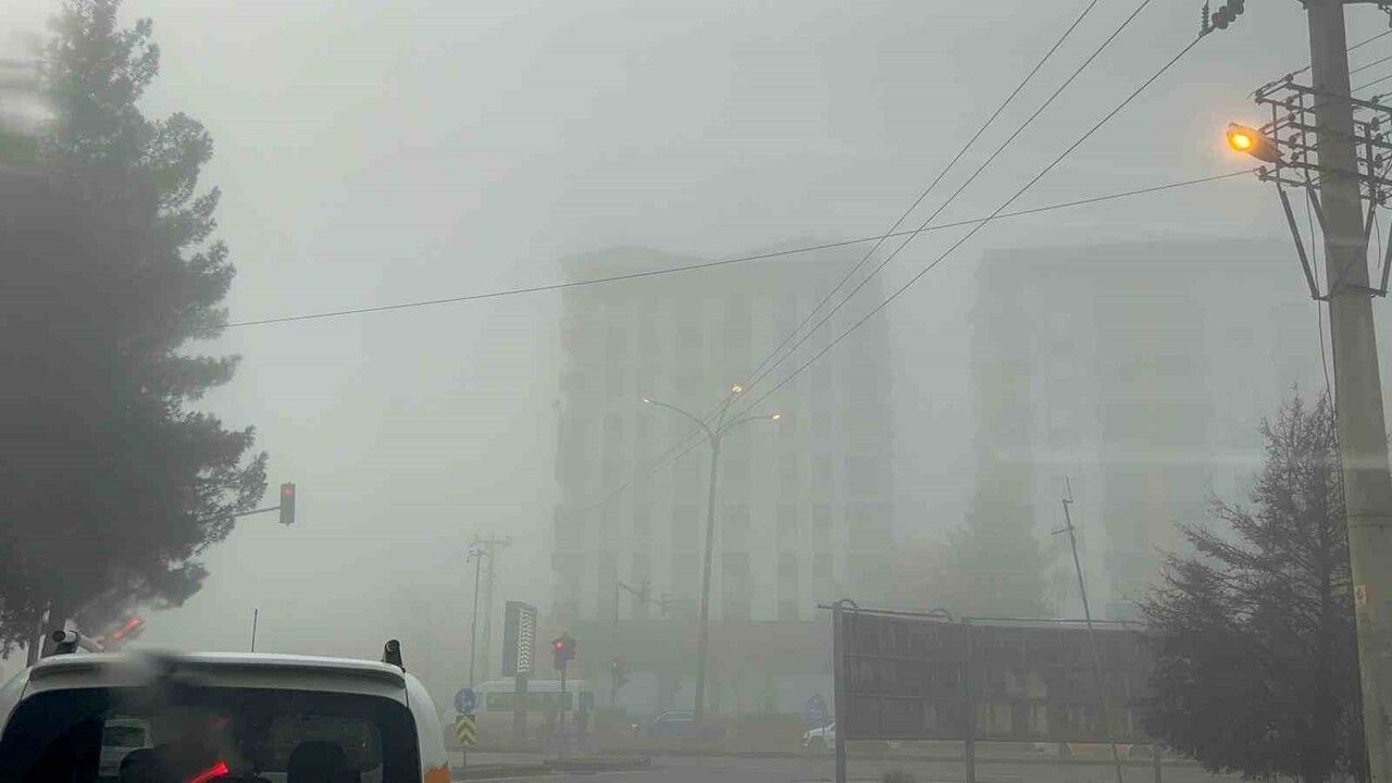 Diyarbakır'da Yoğun Sis: Görüş 10 Metreye Düştü, Uçuşlar Gecikiyor