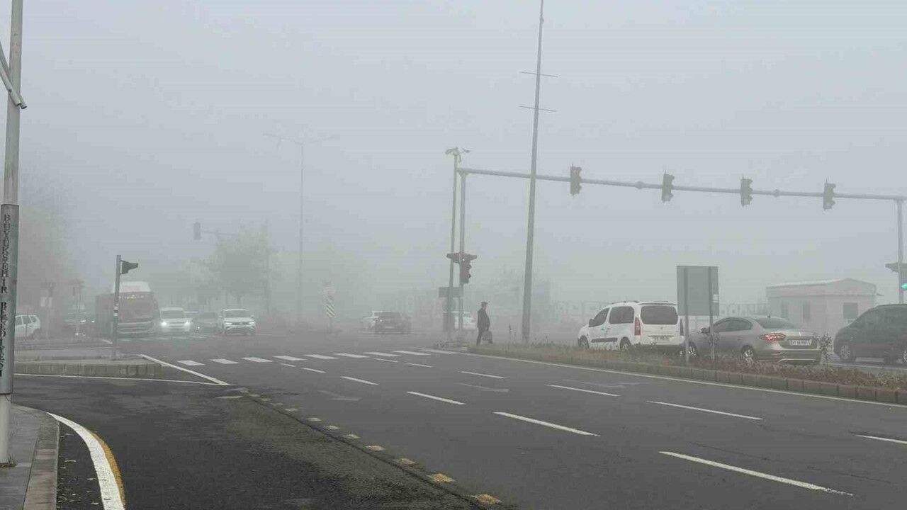 Diyarbakır’da Yoğun Sis Ulaşımı Aksattı: Görüş 20 Metreye Düştü