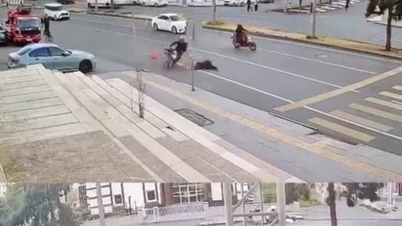 Diyarbakır'da Yolun Karşısına Geçen Kadına Motosiklet Çarptı — 2 Yaralı