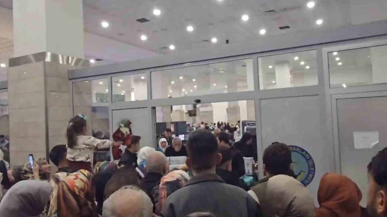 Diyarbakır'dan 80 Kişilik Umre Kafilesi Yurda Döndü