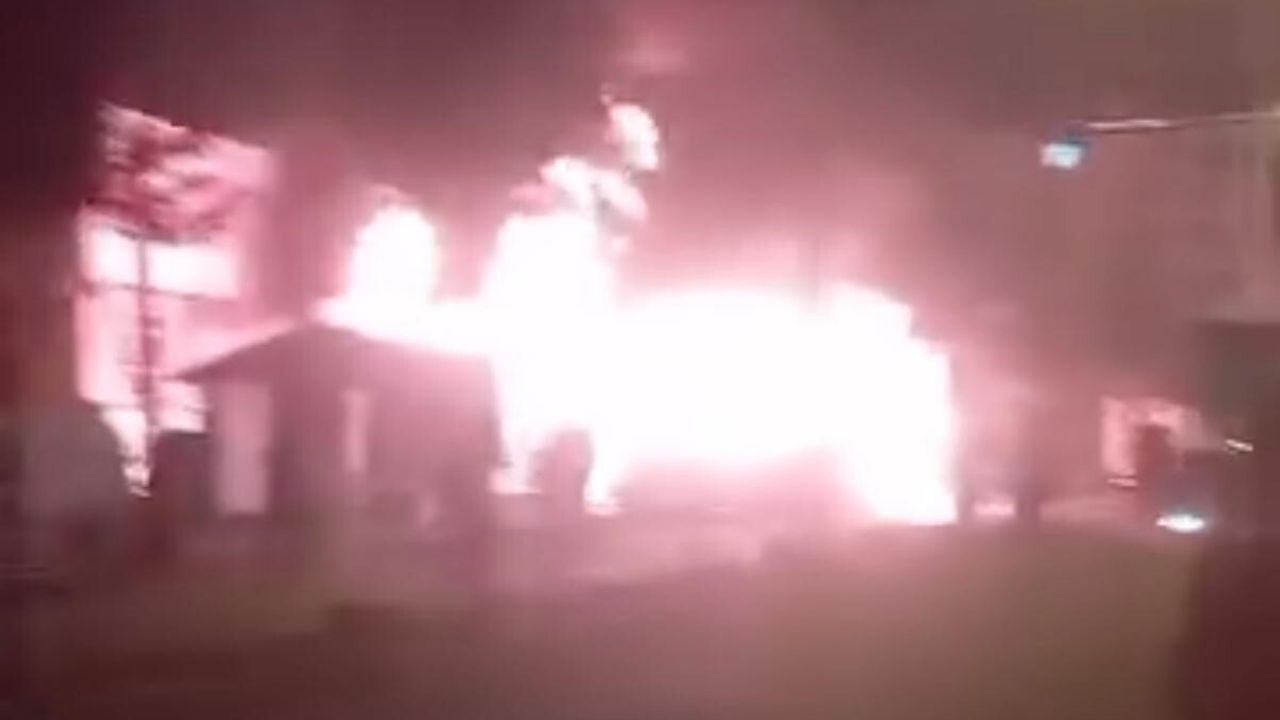 Diyarbakır Dicle'de Hırdavat Dükkanı Alevlere Teslim Oldu