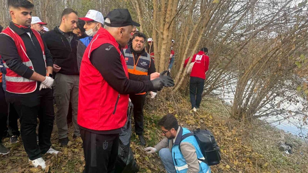 Diyarbakır Hevsel Bahçeleri’nde 5 Aralık Dünya Gönüllüler Günü’nde Çevre Temizliği