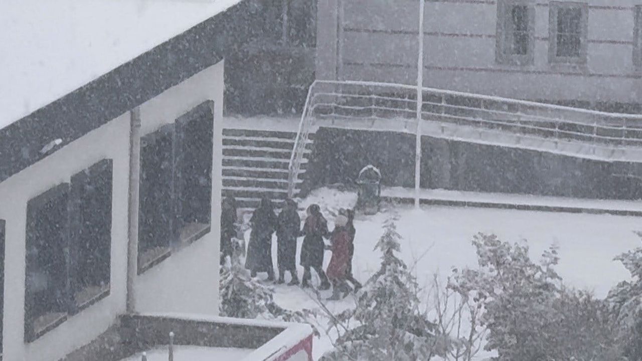Diyarbakır Kayapınar'da Okulda Kar Sevinci: Hoparlörden Oyun Havası