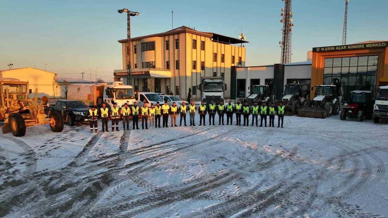 Diyarbakır Organize Sanayi Bölgesi'nde Karla Mücadele: 15 Araç, 25 Kişilik Ekip Hazır