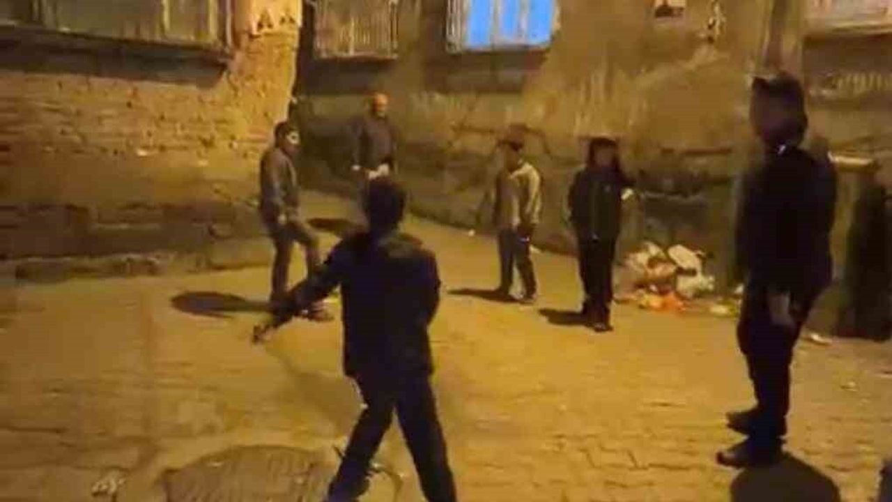 Diyarbakır Sur'da Polisler Gece Çocuklarla Top Oynadı