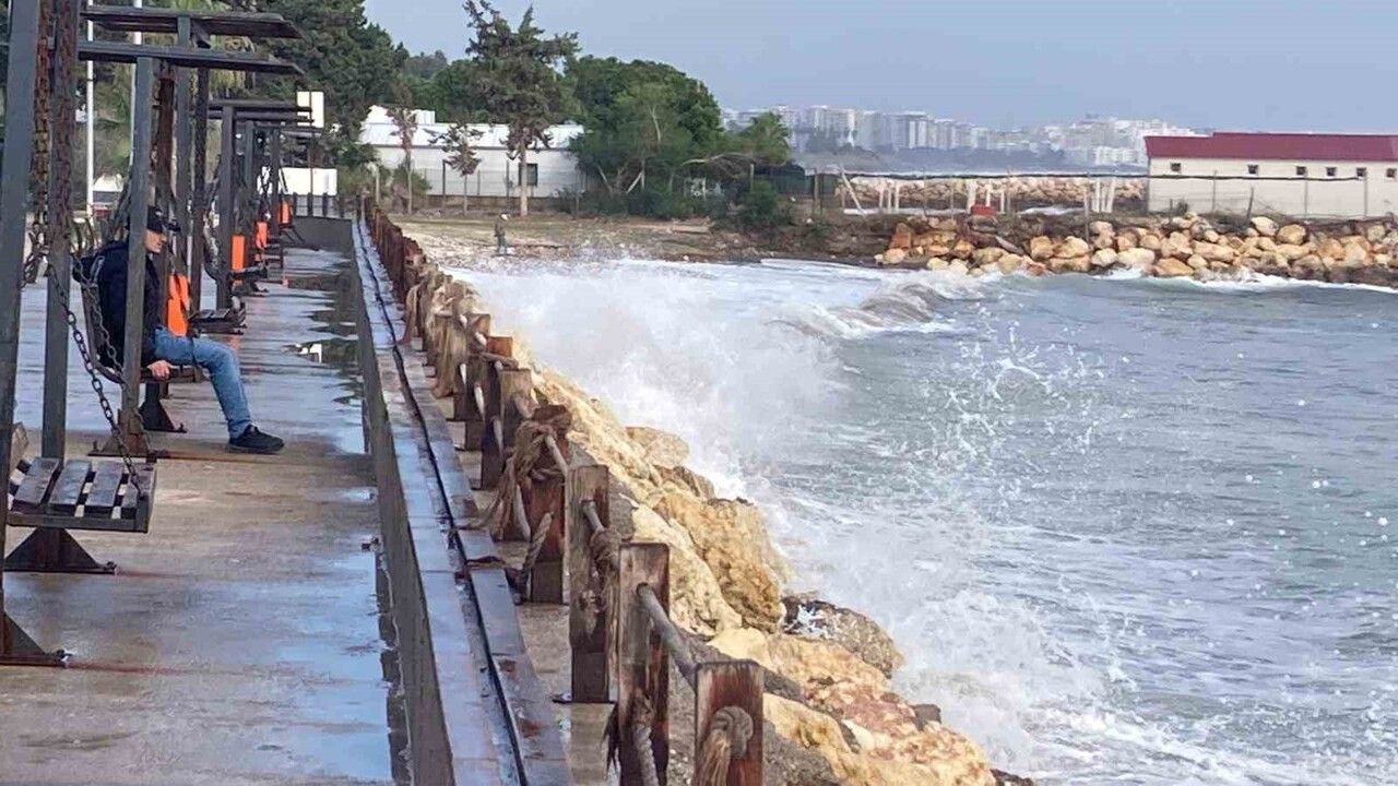 Doğu Akdeniz'de Mersin Sahillerini Döven 4-5 Metrelik Dev Dalgalar