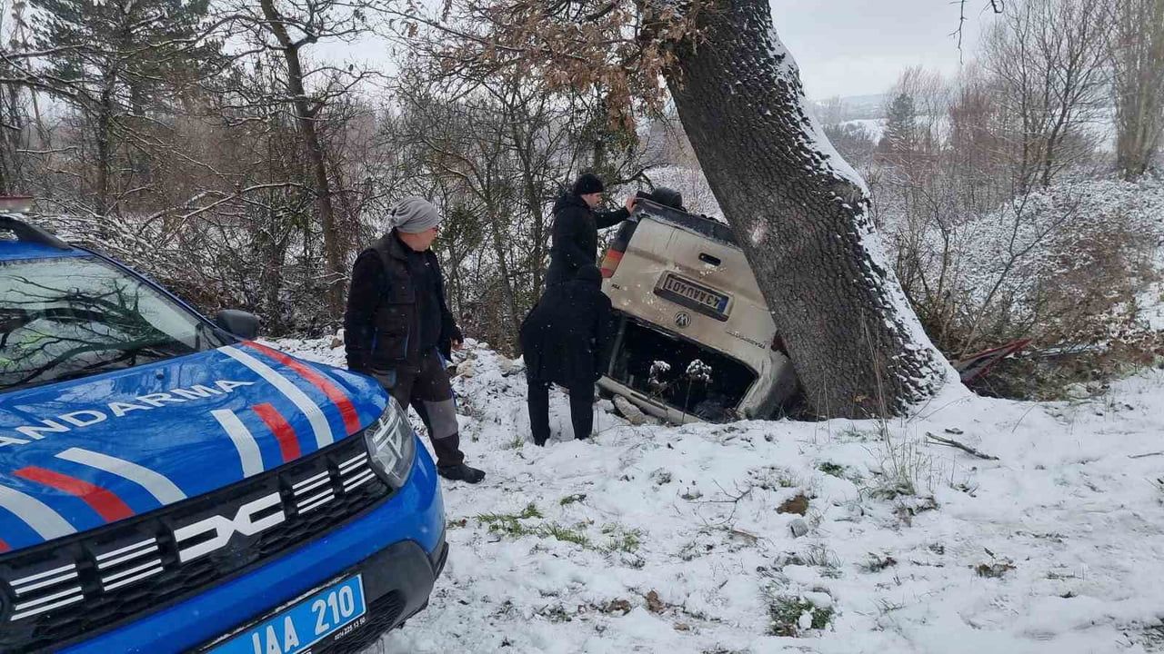 Domaniç'te Gizli Buzlanma Minibüsü Şarampole Yuvarladı