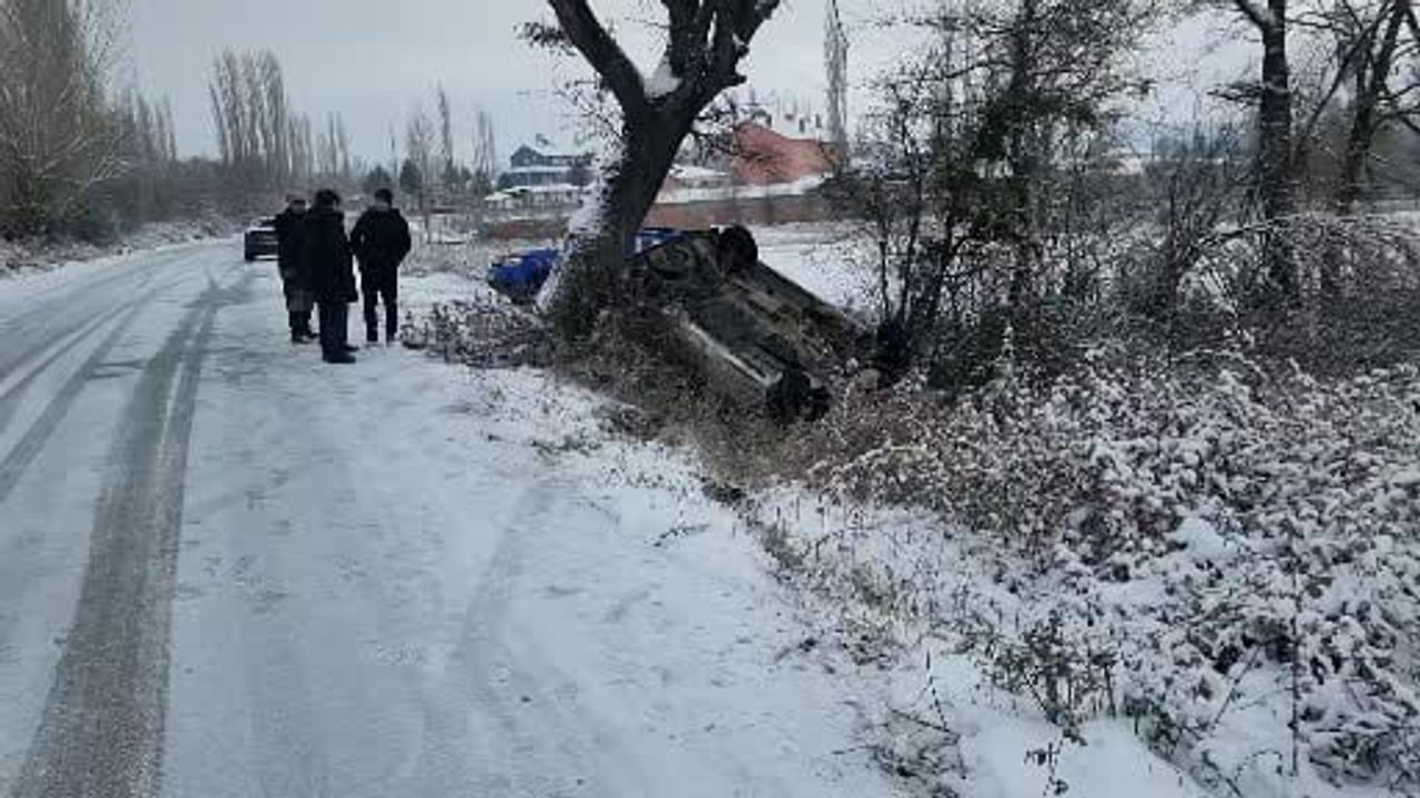 Domaniç'te gizli buzlanma minibüsü şarampole yuvarladı