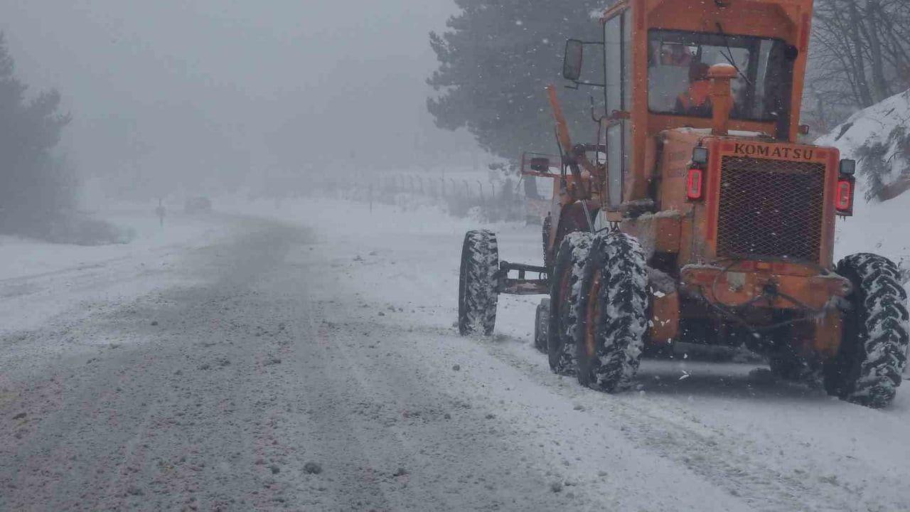 Domaniç'te Mevsimin İlk Karı: Kocayayla Geçidi'nde 10 Santimetre