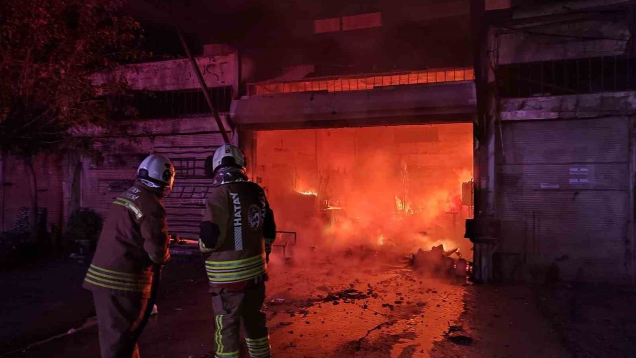 Dörtyol'da İş Yeri Alevlere Teslim Oldu