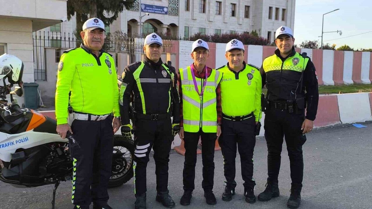 Dörtyol’da Ömür Irmalı'ya Fahri Trafik Polisliği — Polis Yeleğiyle Trafik Denetimi