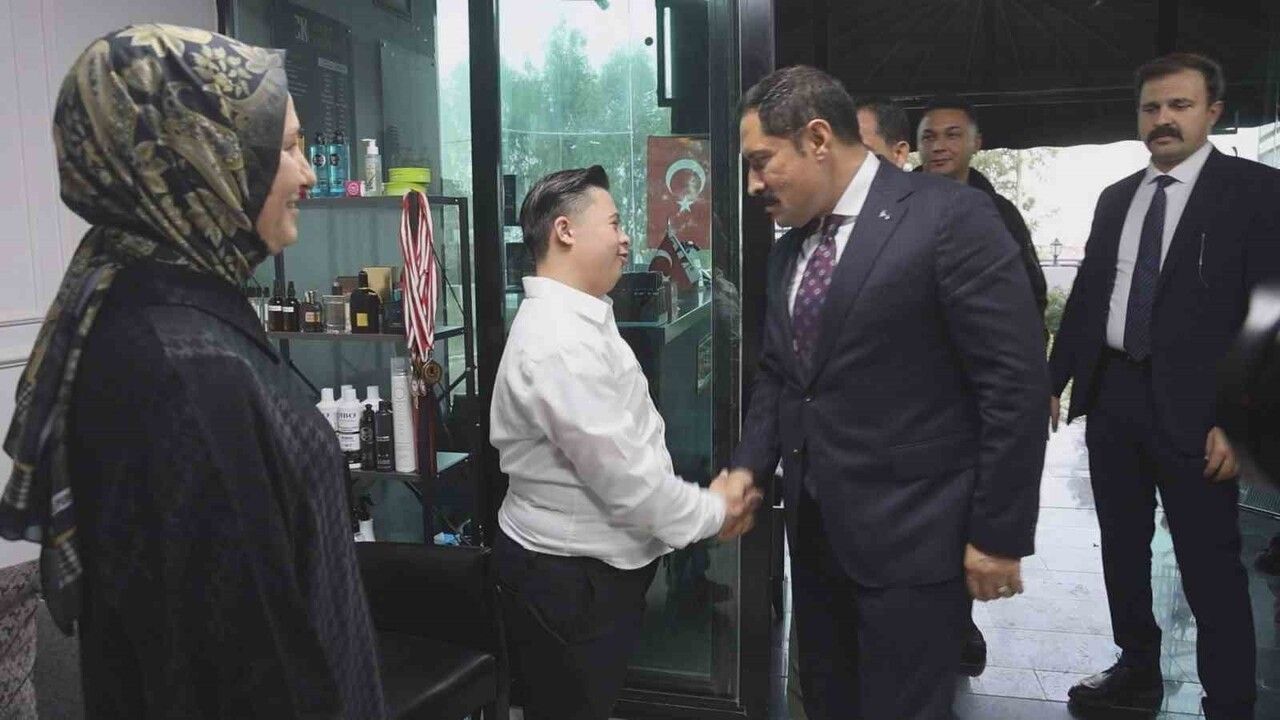 Down Sendromlu Kuaför Şükrü’nün Vali Masatlı’ya Tıraşı Gönülleri Isıttı