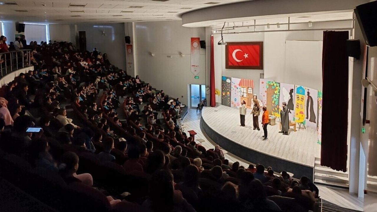 DPÜ Eğitim Fakültesi Tiyatro Gösterisi: 'Çekmez Köy' ve Çocuk Oyunları