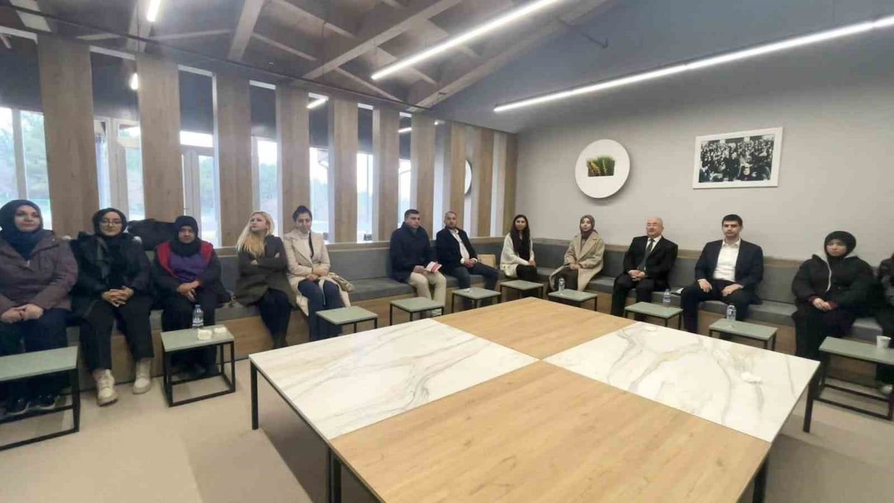 Dumlupınar'da 'Her Kitap Bir Dünya' Aralık Söyleşisi: 'Ateşten Gömlek' Ele Alındı