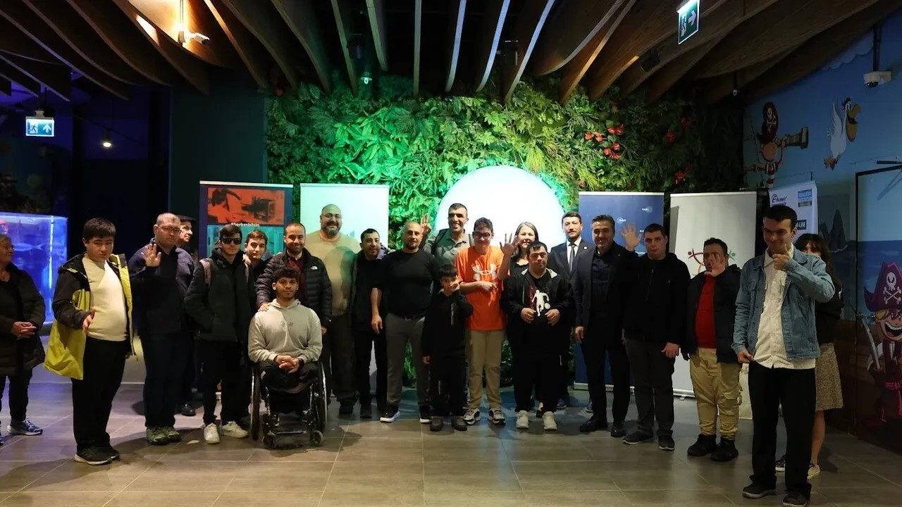 Dünya Engelliler Günü’nde Bağcılarlı Kursiyerler Akvaryumda 'Engelsiz Dalış' ve Bröve Töreni