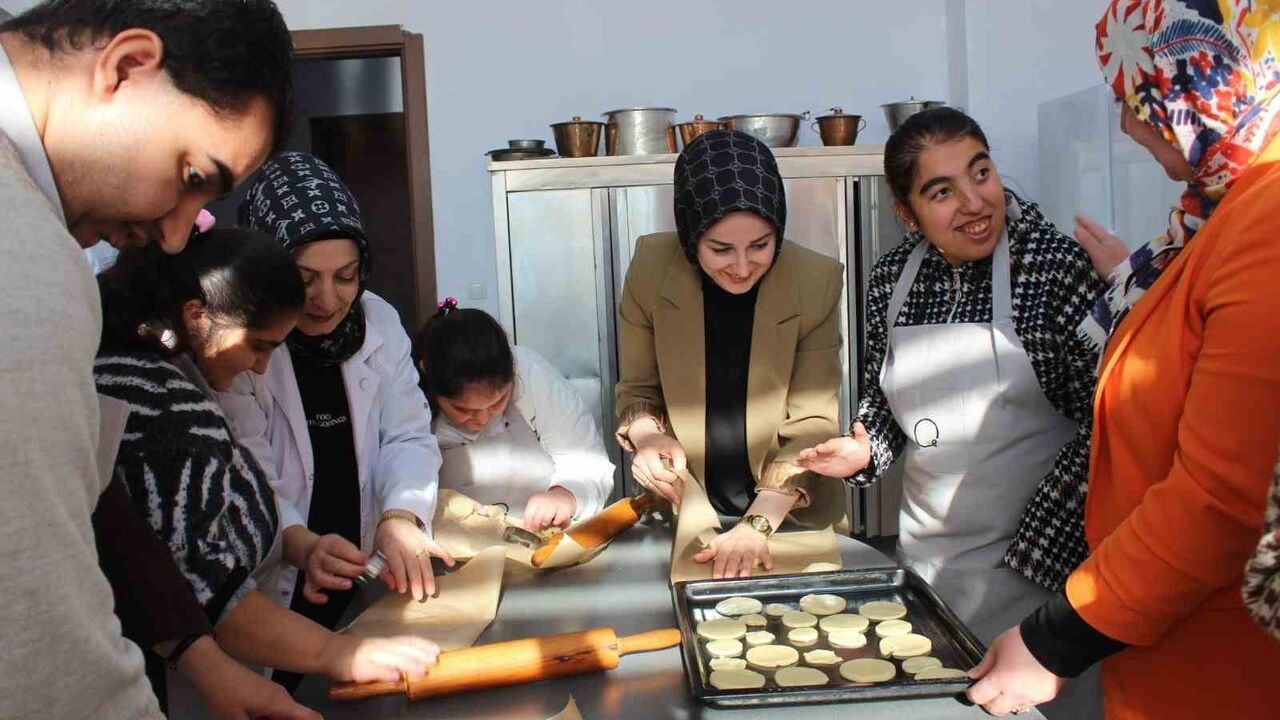 Dünya Engelliler Günü: Siirt Olgunlaşma Enstitüsü'nde Özel Bireylerle Kurabiye Atölyesi