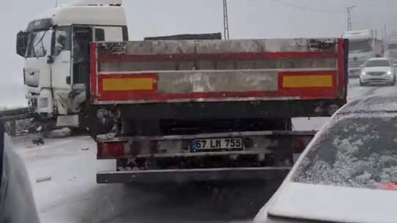 Düzce Akçakoca'da Tır Makaslaması: Kalkın Plajı Çevre Yolu Kapandı