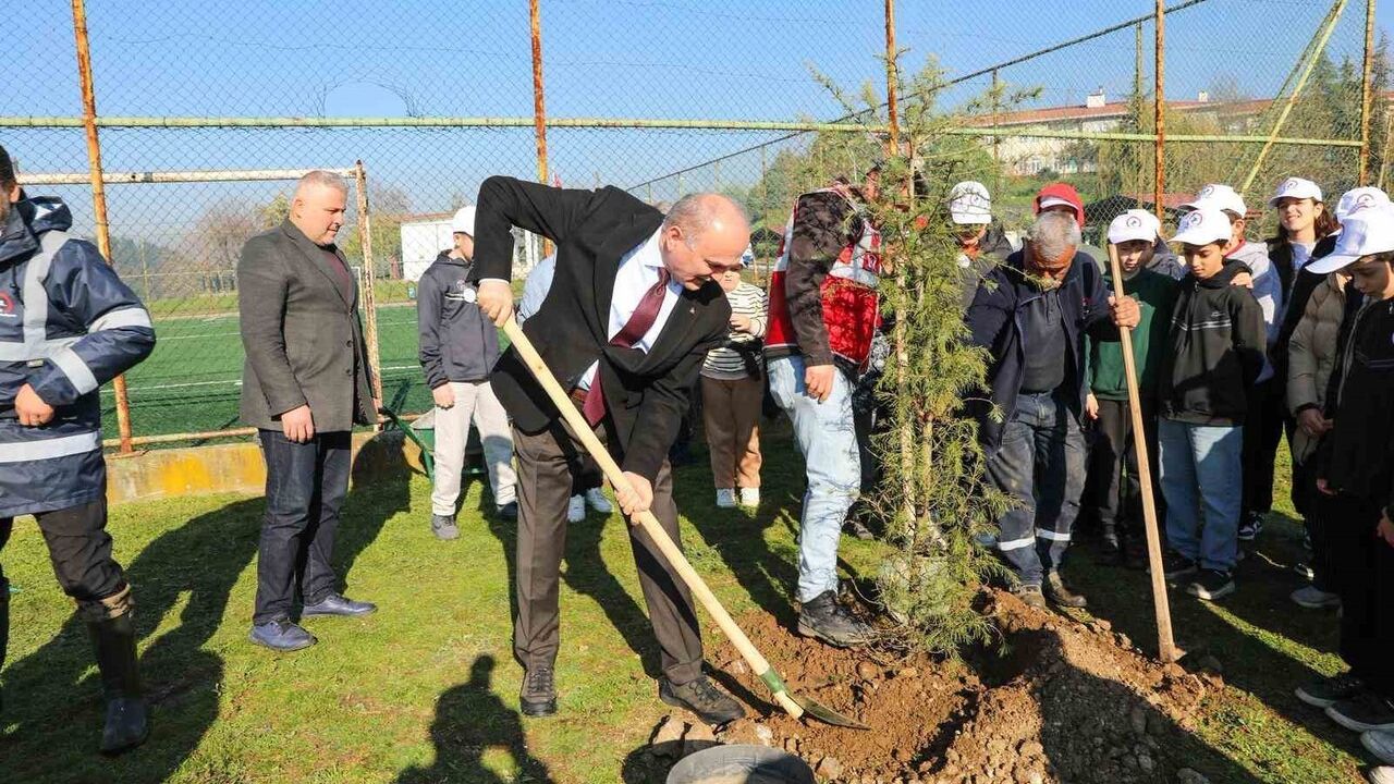 Düzce Belediyesi 52 Fidanı Demetevler'de Toprakla Buluşturdu