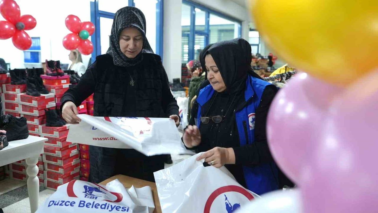 Düzce Belediyesi'nden 'Bir Bot, Bir Mont' Kampanyası: 2 Bin Bot ve Mont İhtiyaç Sahiplerine