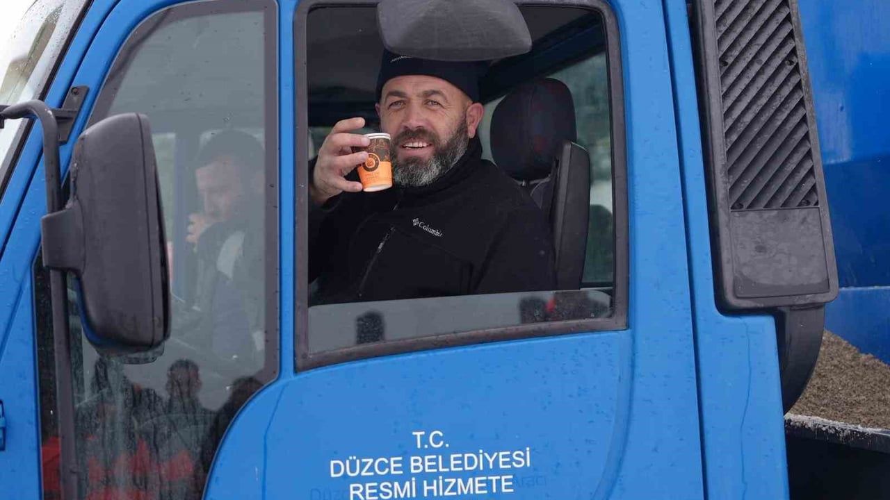 Düzce Belediyesi'nden Karla Mücadele Ekiplerine Sıcak Çay ve Kek İkramı