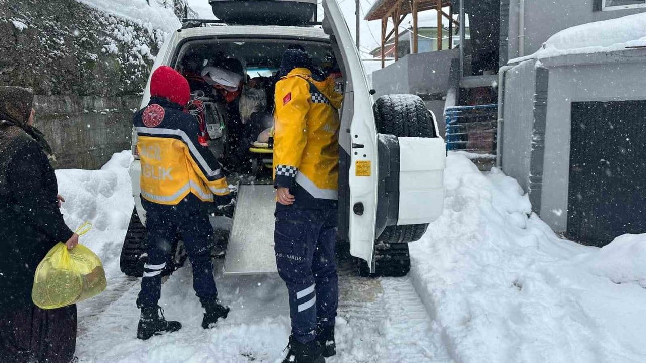 Düzce'de 112 Ekipleri Karla Mücadelede İki Hastayı Kurtardı