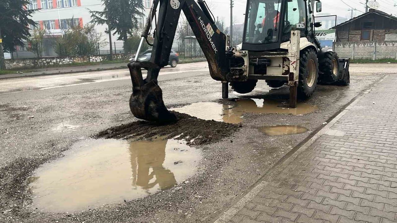 Düzce'de 63 Mahallede Yol Çalışmaları: Asfaltlama ve Road Mix Devam Ediyor