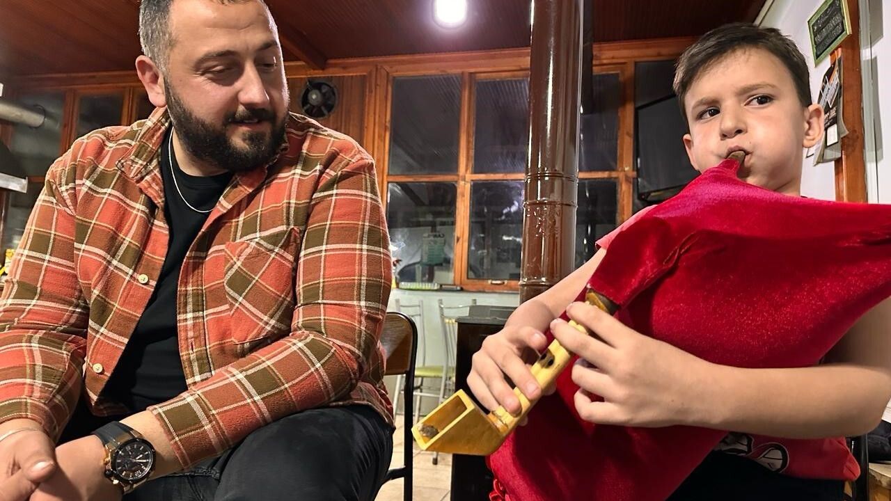 Düzce'de 8 yaşındaki tulumcu Ahmet Semih Toraman büyülüyor