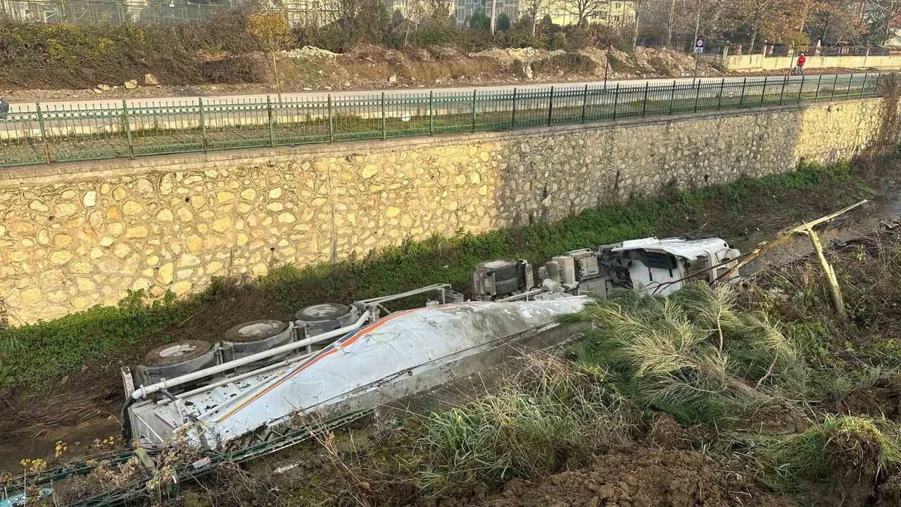 Düzce'de beton mikseri dere yatağına devrildi: 1 yaralı