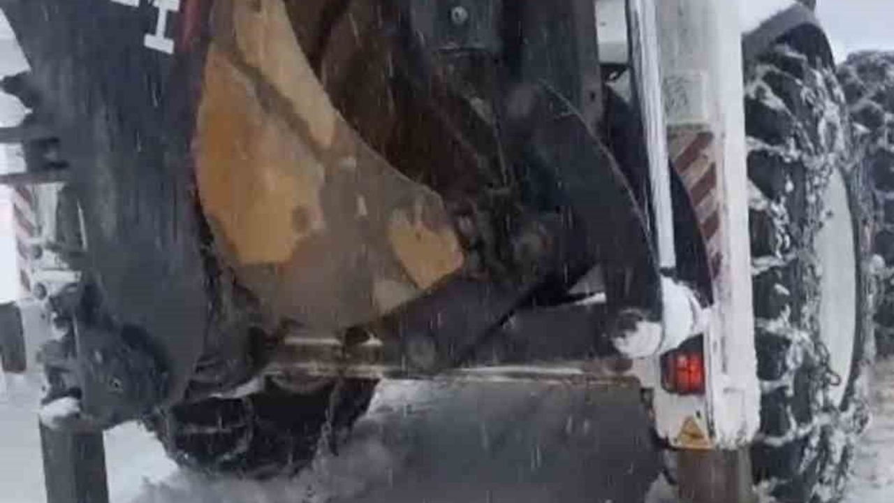 Düzce'de Bıçkıyanı Köyünde Karda Mahsur Kalan Elektrik Ekipleri Kurtarıldı