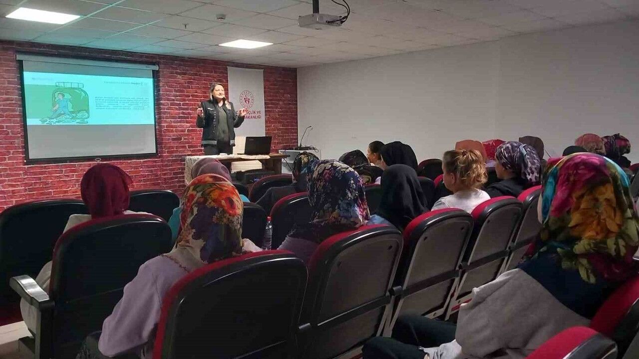 Düzce'de 'En İyi Narkotik Polisi: Anne' Eğitimi Yurt Personeline Verildi
