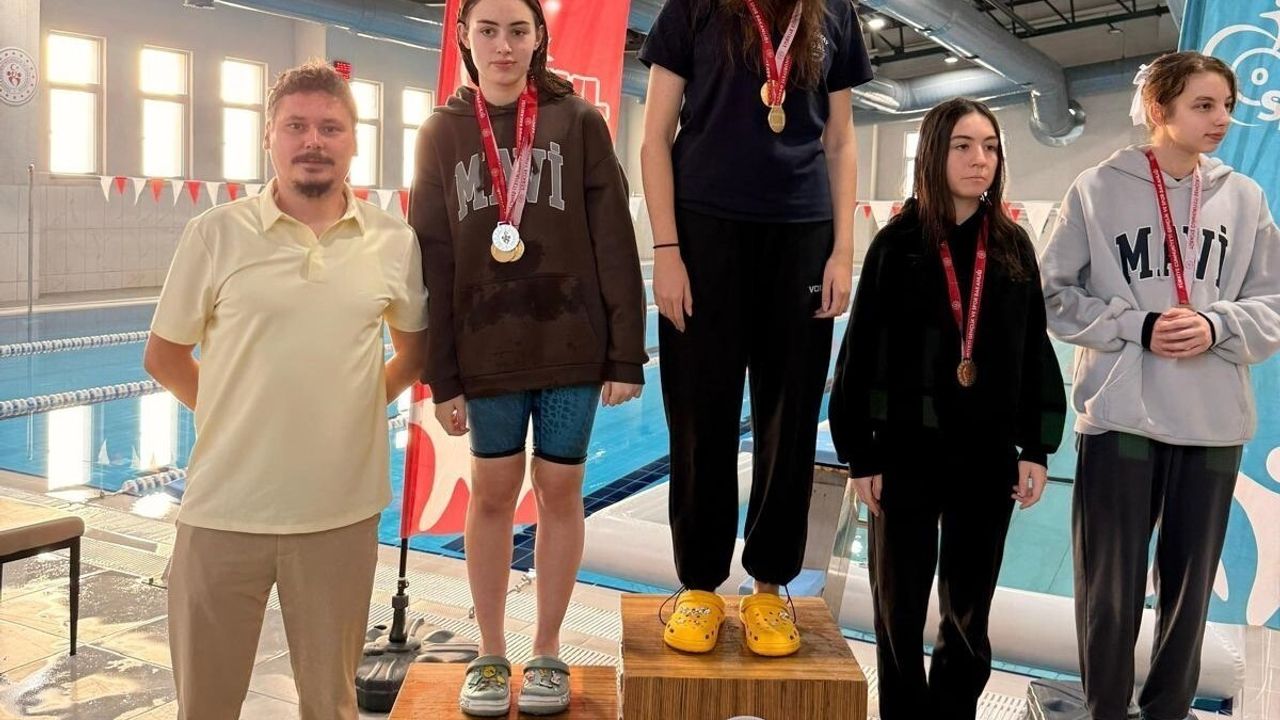 Düzce'de Gençler Yüzme Müsabakaları Çilimli Havuzunda Sona Erdi