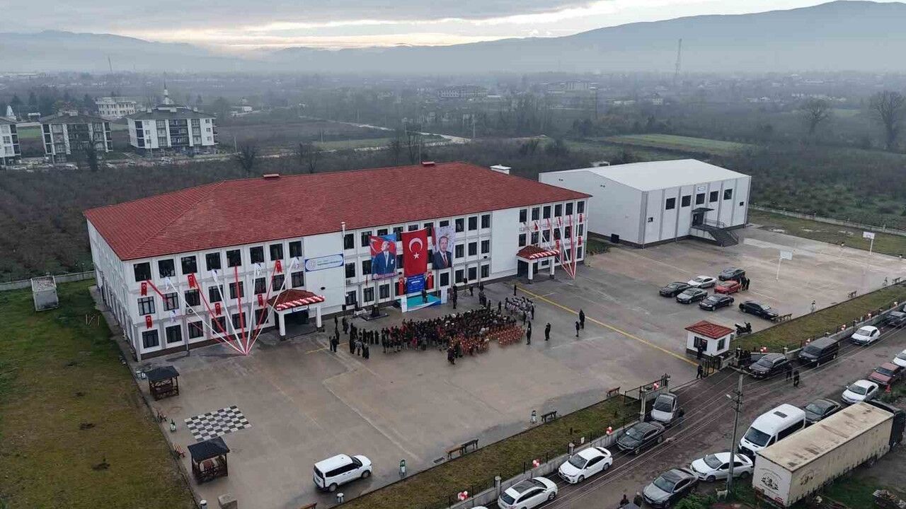 Düzce’de İsmetpaşa Ortaokulu yeni binasında eğitime başladı
