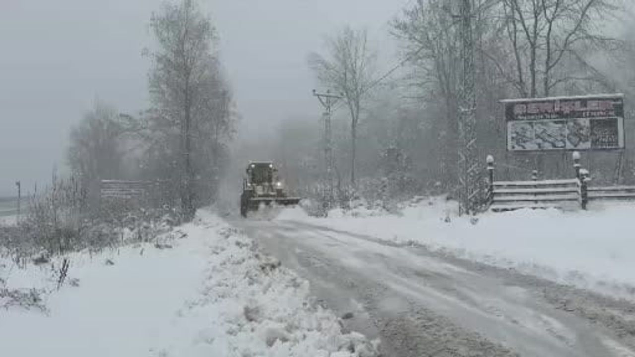 Düzce'de Kar Mücadelesi: Tüm Köy Yolları Trafiğe Açıldı