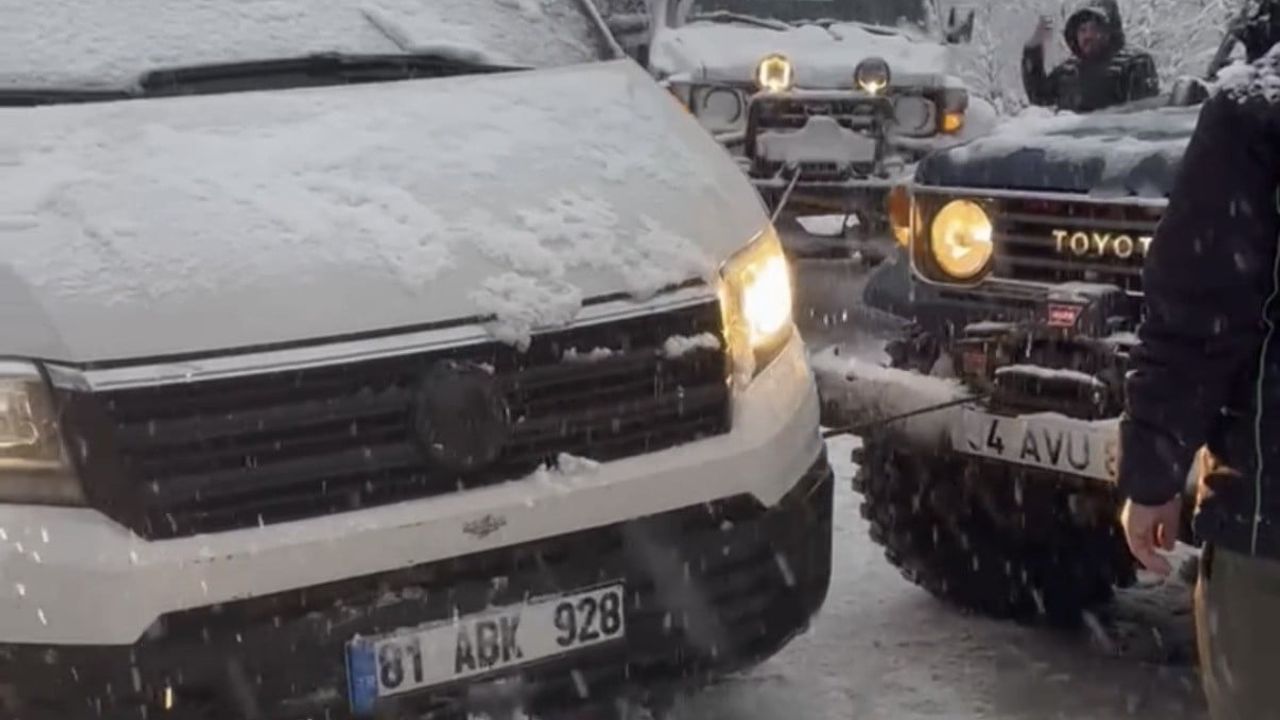 Düzce'de Kar Safarisi: Off-Road Kulübü Vinçle Şarampole Kayan Minibüsü Kurtardı