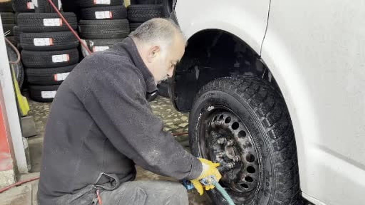 Düzce’de Kar Yağışıyla Kış Lastiği Telaşı: Servisler Doldu