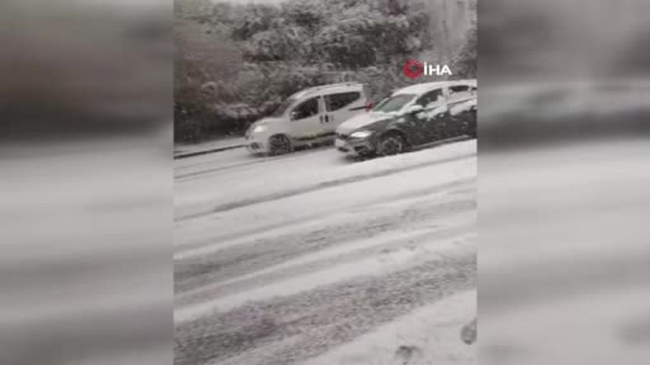 Düzce'de Karla Kaygan Yolda Kontrolden Çıkan Otomobil Refüje Çıktı