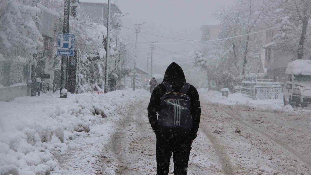 Düzce'de Kaynaşlı ve Yığılca'da Kar Nedeniyle 30 Aralık'ta Okullar Tatil