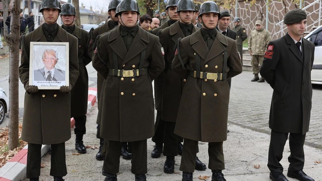 Düzce'de Kıbrıs Gazisi Muharrem Arıkan Son Yolculuğuna Uğurlandı