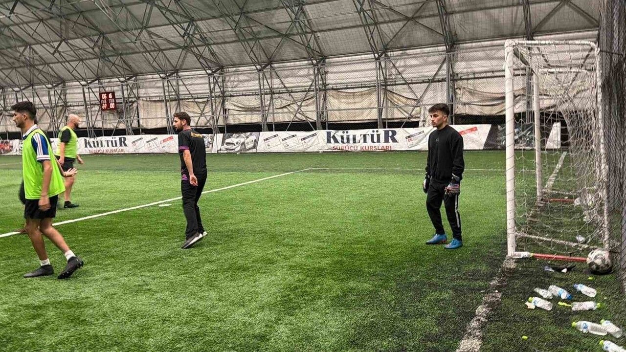 Düzce’de 'Kiralık Kaleci' Emre Yılmaz Eğitime Gelir Sağlıyor