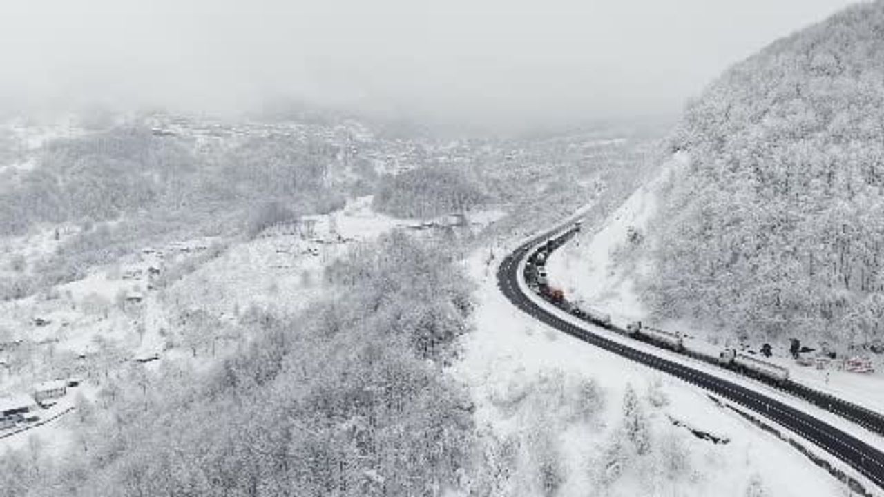 Düzce'de Köprü Ayağı Yüklü Tır Kar Nedeniyle 2 Çekiciyle Kurtarıldı