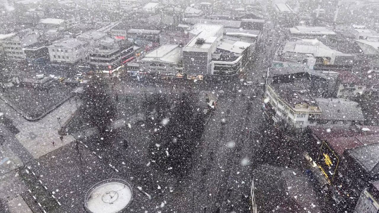 Düzce'de Lapa Lapa Kar Yağışı: Drone Görüntüleri Büyüledi