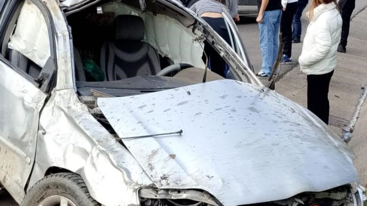 Düzce'de Lastik Patlaması: Otomobil Bariyere Çarpıp Takla Attı, 2 Yaralı