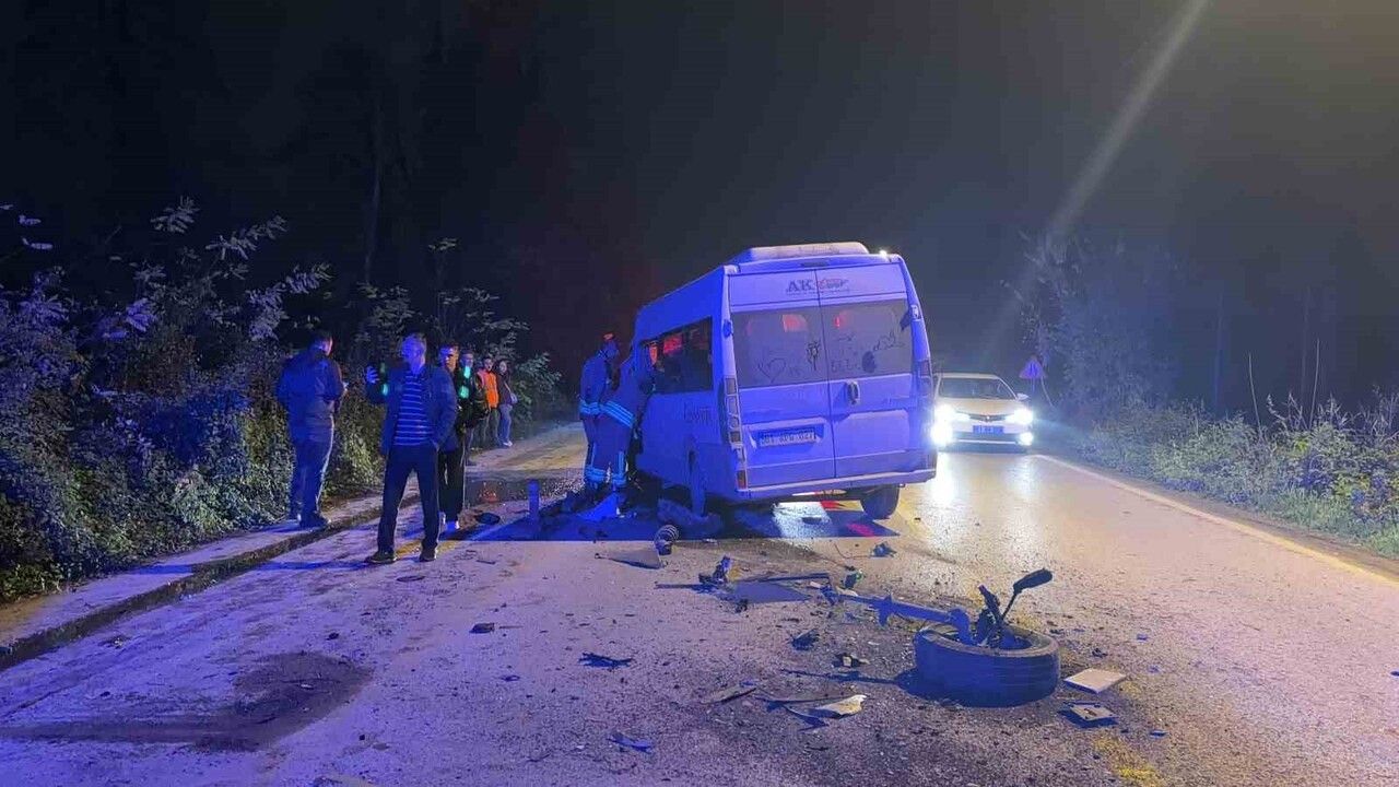 Düzce’de Minibüs ile Otomobil Çarpıştı: 3 Kişi Yaralandı
