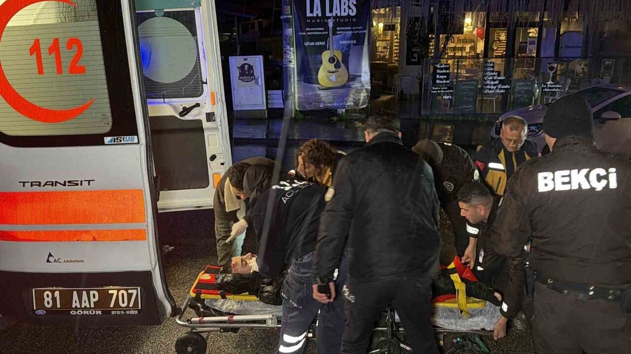 Düzce'de Motosiklet Park Halindeki Tıra Çarptı: Sürücü Ağır Yaralandı